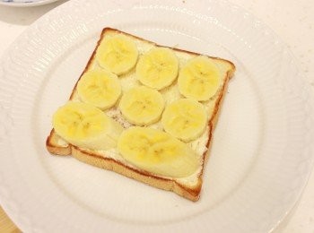 step4: 放上切片的香蕉片。※ ㄧ片土司約用半條香蕉。