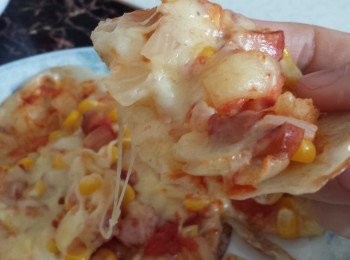 step13: 所以材料可煎4-5個餃子pizza，整好的餃子pizaa食起來個皮脆脆，d芝士仲會拉絲