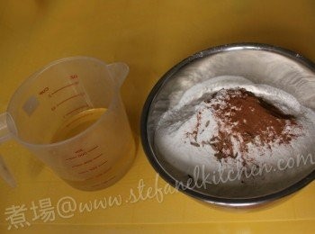 step1: 先用少許白酒浸軟茴香種籽,在大碗內篩麵粉後加入鹽及發粉，然後加入油搓揉, 再加入白酒搓勻