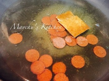 step3: 先煲滾200毫升水，加入鹽、片糖和山楂餅慢火煮至溶。熄火後加入米醋、茄汁、喼汁拌勻備用。