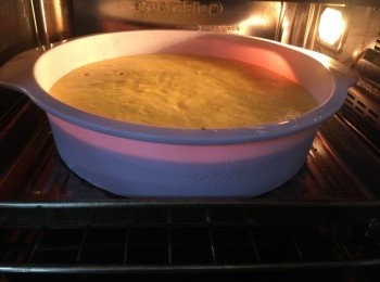 step5: 焗爐預熱180c，將蛋糕團倒入23cm直徑既圓形蛋糕盤
放入焗爐焗35-40分鐘。
 完成後，先待蛋糕放涼定形後，灑上糖粉和杏仁片，即成！