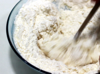 step3: 把水加至中筋面粉中, 先以筷子先攪和一會, 至水份都被吸收後, 再用手以上翻往下壓的方式弄成面團。簡單弄, 不需揉至三光, 成面團狀即可。