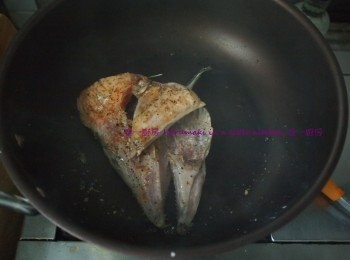 step2: 大火燒熱煎鍋, 下三文魚頭煎每面約3分鐘; 倒入1茶匙廚房酒, 熄火完成