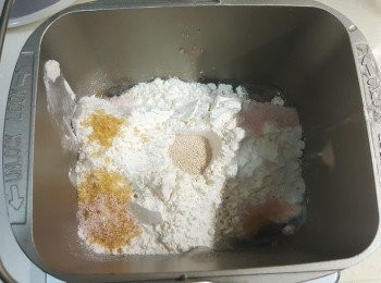 step1: [麵包做法]
先將<span class="group_1">麵包材料</span>拌勻，放入麵包機搓至起筋及拉出薄膜成球型，放入大碗內包上保鮮紙。