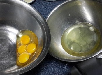 step2: 將蛋黄3個+1粒全蛋和蛋白3個分開（裝蛋白的容器不可有水有油）