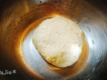 step3: 加入溫熱牛奶，用手搓。一開始會好像混合不了，然後慢慢會成為一團。再由很黏手一路搓搓壓壓至沒那麼黏手。滾成圓形待發酵。