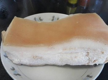 step7: 五花腩用薑片,少少燒酒出水及去除豬毛