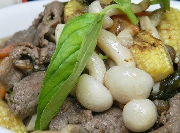 step6: 帶著濃醇酒味的紅酒牛肉，超級下飯~~一邊享用餐點~一邊搭配這瓶義大利LAMBRUSCO (紅)汽泡酒，真是享受呀~