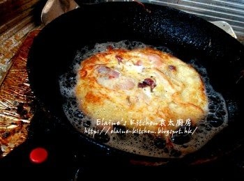 step11: 另一鑊加入油燒熱 , 將適量的蛋漿放入鑊中用慢火慢慢煎至兩面金黃色即可