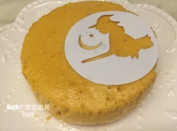 step9: 拉起錫箔紙就可以輕易將蛋糕取出，
準備萬聖節相關圖案，在蛋糕表面灑上糖粉裝飾即可