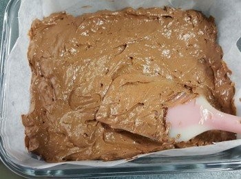 step7: 將已經拌勻的所有材料平均倒入焗盤中抹平,預熱焗爐170度10分鐘，放入材料焗35至45分鐘，焗至輕按中間有彈性及插籤取出沒有粉漿即可(焗的時間因應爐溫及焗盤大細而定)