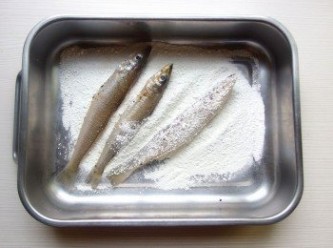 step2: 將魚身裹上地瓜粉。