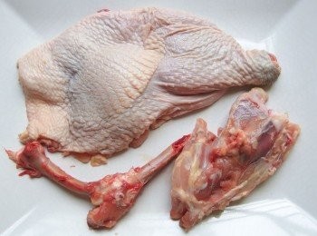 step2: 土雞的雞腿可選擇去骨,食用時方便切成片狀。