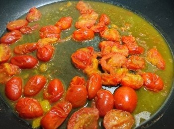 step6: 小蕃茄變軟變皺時，打開鍋蓋，淋上米酒，淋上小湯鍋裡的煮麵水1大勺，再蓋上鍋蓋燜煮一下。