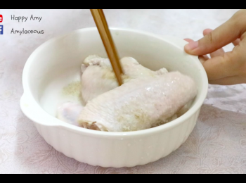 step1: 將鹽、黃酒／料理酒和胡椒粉加入<a href="https://bit.ly/3zHU5V3" target="_blank" data-keyword="雞翼" class="guide-link"><strong>雞翼</strong></a> <span style="display:inline-block;vertical-align:middle;margin-top:-3px;color:initial;border-radius:3px;padding:2px 3px;font-size:12px;line-height:14px;background:#87d300;color:#fff;">即買</span> ，拌勻醃15-20分鐘。