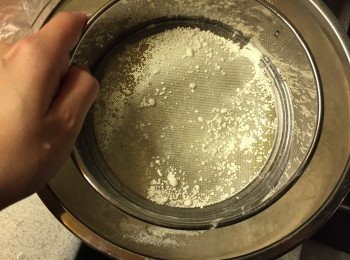 step4: 篩入麵粉和泡打粉