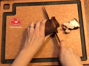 step7: 再雪過夜後，便可切片和淋上醬汁便可享用