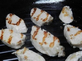 step4: 切小塊後，放入烙痕鍋中烙痕