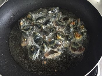 step2: 皮蛋先放入水中煮熟，取出泡冷水後剝殼切大塊後，先拍上少許麵粉入鍋油炸至上色後備用。
