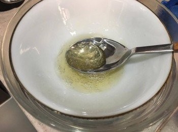 step3: 魚膠片用水浸軟後瀝乾，用熱水座住個碗，再加 1湯匙熟水入魚膠片，攪至完全溶液