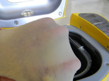 step3: 和麵結束后麵團能拉出薄薄的手套膜，把麵團和麵包桶一塊拿出，放在室溫溫暖處發酵。