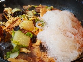 step6: 最後加粉絲和髮菜拌勻，埋獻即成。