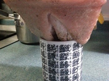 step5: 將豬手用企方式插於杯上,不用包保鮮紙,放入雪櫃雪一日抽乾水份(我用企方式是防止豬手皮有水份浸住)