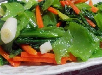 step2: 倒入橄欖油，蒜頭爆香，接著把胡蘿蔔放入炒，再放著刈菜，加入少許的塩巴、香油，最後呈盤上桌，即可享用小時候的印象是每逢農曆新年桌上一定會有這道最有《特色的苦盡甘來：芥菜》！