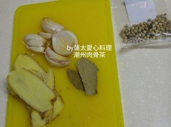 step1: 雞氽水，胡椒拍碎，用茶包袋袋好。