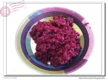 step2: 紅菜頭去皮, 切成小粒, 再用食物處理器打成蓉備用。