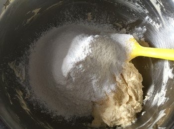 step4: 篩入低筋麵粉和泡打粉，跟牛油混合物拌匀。