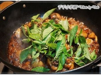 step8: 接著放入九層塔，鍋邊淋上米酒，翻一下就可起鍋