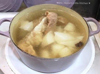 step5: 再放入蘿蔔件續煮45分鐘, 關火焗15分鐘