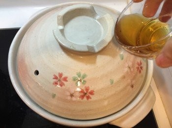 step7: 熄火前沿著鍋蓋嗆上一大匙花雕酒煮半分鐘即可
