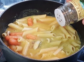 step10: 加入<span class="group_2">調味</span>料燴煮一會。