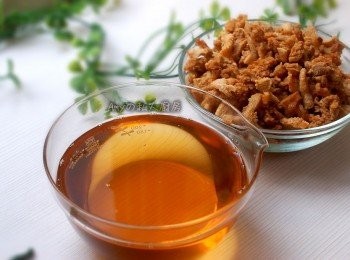 step5: 剛炸完時呈金黃色澤，泠卻後置入冰箱會變成乳白色。