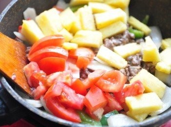 step4: 最後再將鳳梨及蕃茄下鍋一起快速略拌炒