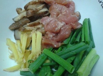 step1: 豬肉切幼絲，冬菇浸軟切絲，薑切絲，青蔥切段。將所有調味料拌勻備用