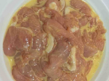 step2: 豬肉切成薄片，打入一個雞蛋，加入<span class="group_2">醃料</span>抓勻醃制二十分鐘。