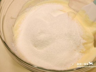 step8: 過篩好的低筋麵粉分兩次加入，以塑膠刮刀由下往上、一邊轉動攪拌盆輕輕混合，直到粉類完全混拌均勻。
