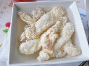 step2: 另外竹笙先以溫水泡軟去污