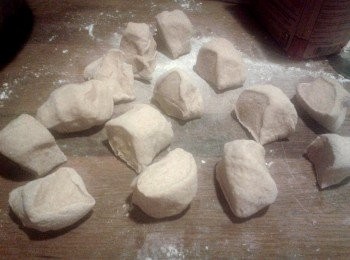 step4: 再搓麵糰5分鐘，分成10至12小份