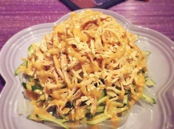 step6: 粉皮鋪在最底部, 上面加青瓜絲同雞絲, 淋上麻醬、灑上白芝麻便可享用