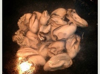 step2: 放到沸水中約灼3分鐘，然後拿起