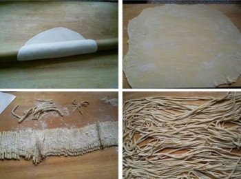 step4: 擀成大片後，把麵來回折疊起來，按自己喜歡的寬窄切面，灑上麵粉，抖散備用。看看擀好的​​麵條。