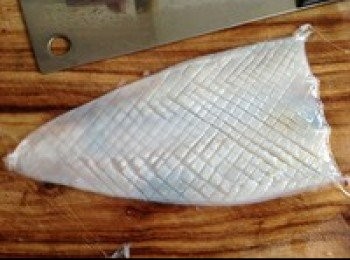 step4: 切魷魚，觸角切成段，身子切花刀。瀝乾水分；（也可以不用刀切，改用叉子劃花紋）