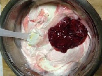 step6: 奶油打發完成後加入剛剛冷卻後的草莓醬，（草莓醬不能太燙，會燙壞奶油的，差不多手指感覺不到燙就可以）攪拌均勻。