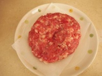 step4: 手上抹少許油，把<span class="group_1">漢堡排</span>捏出形狀，輕輕拍打，拍扁後放置於烘焙紙上，放入冰箱冷藏一會兒