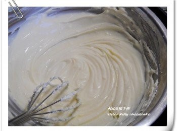 step4: 事先將吉利丁用水泡開，接著將奶油乳酪，細砂糖和檸檬汁隔水加熱至沒有顆粒狀，然後把吉利丁倒入一起拌均勻