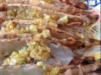 step4: 在粉絲上面放上大蝦，蝦肉上均勻舖一層蒜蓉。將醃製蝦肉的料酒及生抽澆上去，入鍋蒸8分鐘。